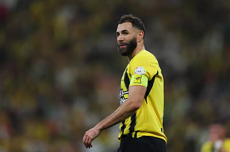 الاتحاد يسلم بنزيما رسمياً ملف التعاقدات الجديدة 
